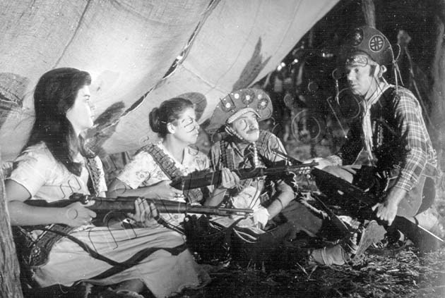 A direita, Emiliano Queiroz e Mazzaropi em cena do Filme "O Lamparina" (1964). Crédito: Acervo Museu Mazzaropi.