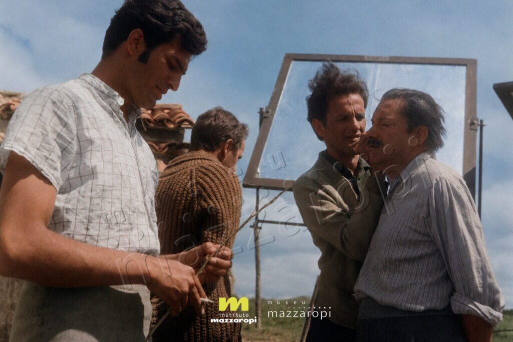 Mazzaropi e Tarcísio Meira nas gravações do filme "Casinha Pequenina", lançado em 1963 pela PAM Filmes. Créditos: Acervo do Museu Mazzaropi / Foto colorizada com I.A.
