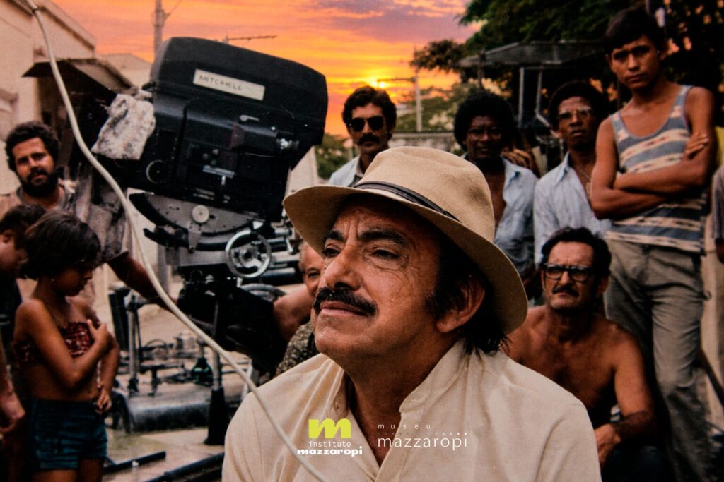 Mazzaropi comanda os bastidores. Foto colorizada com I.A.